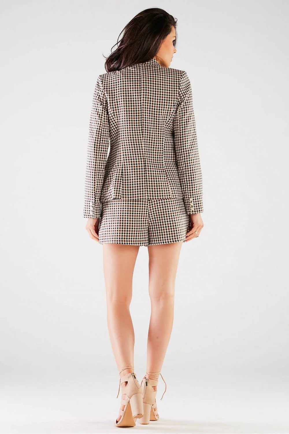 Ensemble coordonné blazer et short femme chic moderne coupe ajustée motif vichy marron beige noir style élégant occasion semi-formelle