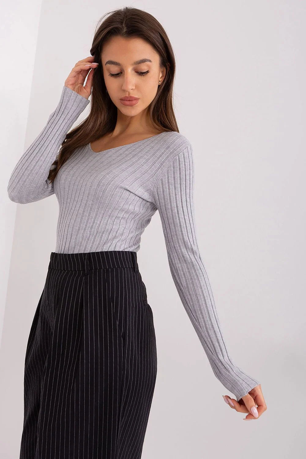 Pull à manches longues col rond évasé gris clair pantalon taille haute rayures verticales noir femme