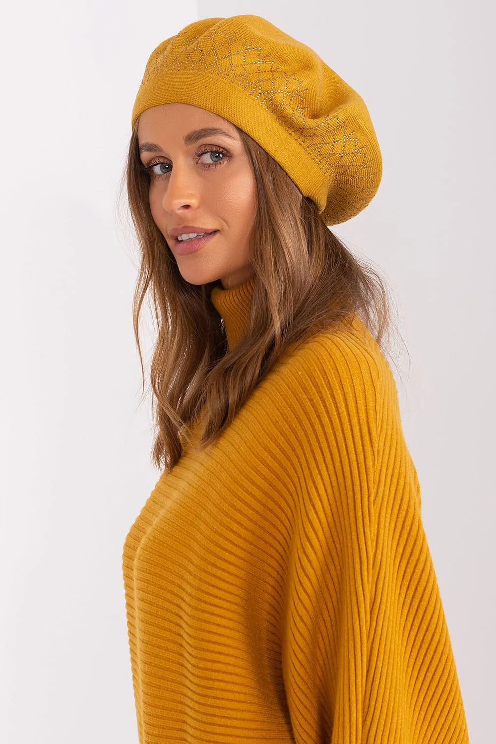 Ensemble pull beret moutarde maille coton cachemire acrylique tricot cotelé broderie délicate mode féminine