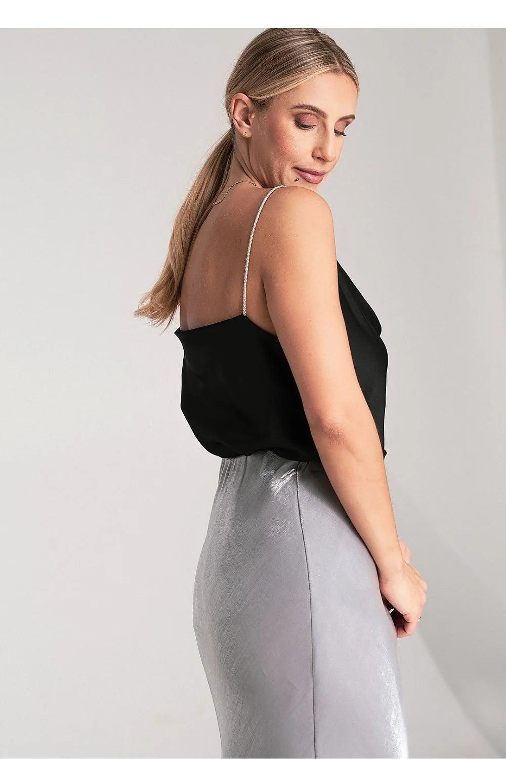 Tenue chic femme en satin et jupe crayon noir et gris occasion spéciale soirée élégante