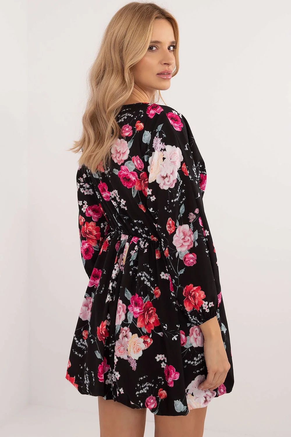 Robe féminine élégante à motifs floraux noir et multicolore, style moderne, coupe ample, matériau polyester, femme