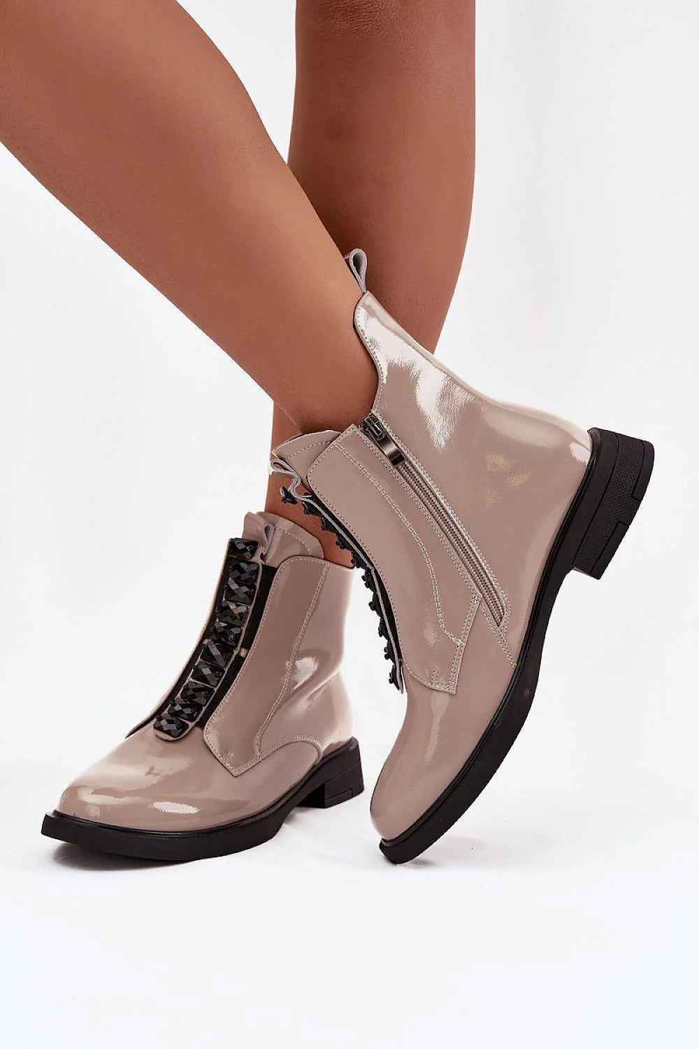 bottines femme cuir verni taupe brillant bout arrondi semelle contrastée noire talon bloc bas cheville zip latéral pierres facettées élégantes