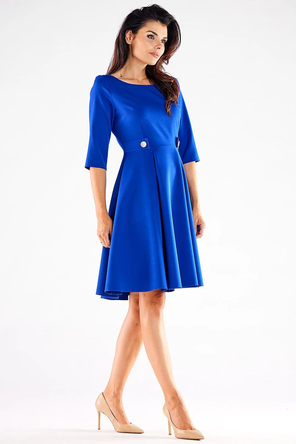Robe de jour audacieuse couleur rouge vif manches mi-longues silhouette fit and flare ceinture intégrée femme élégance intemporelle mode
