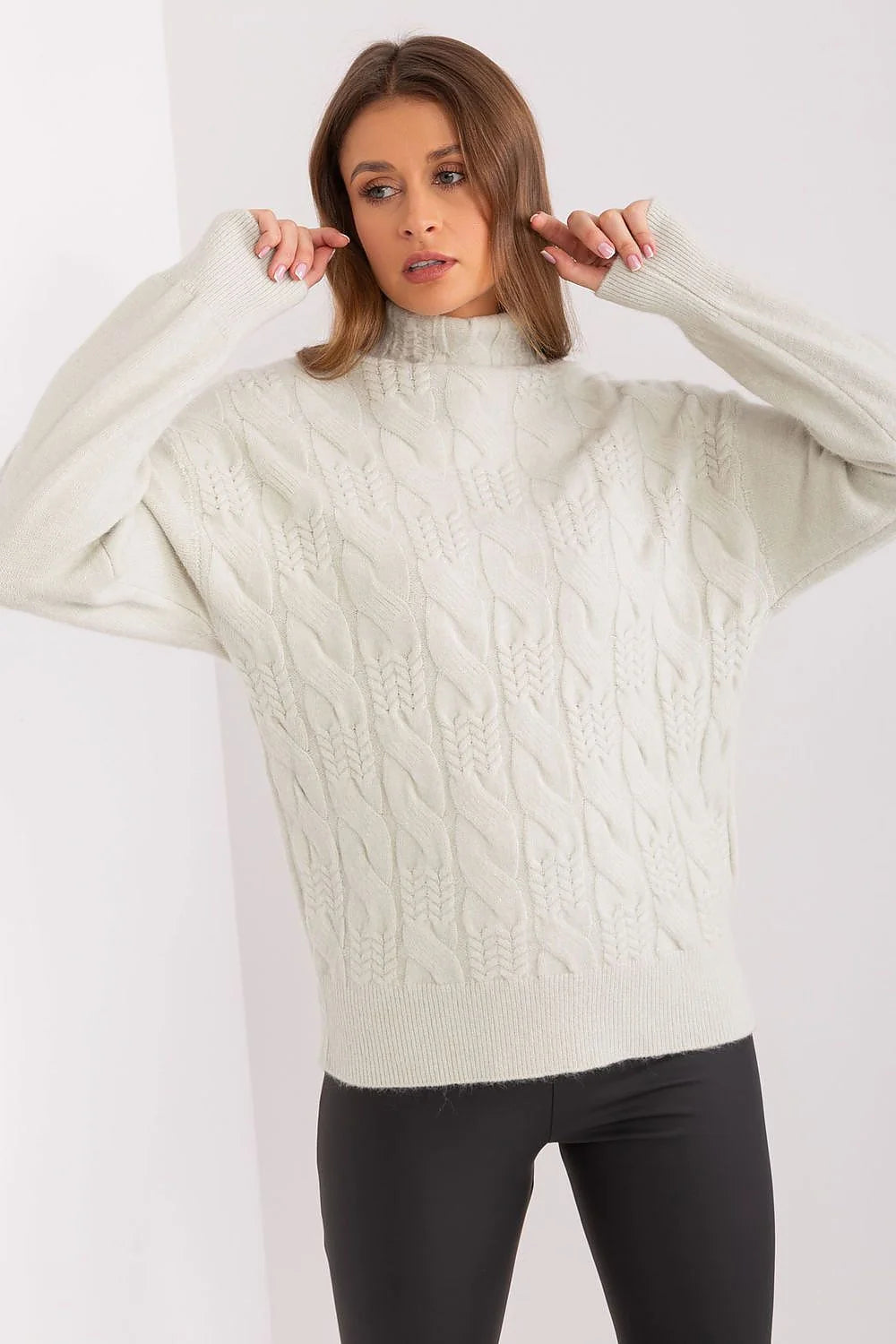 Pull tricoté à torsades pour femme en gris clair, manches longues, col montant, côtelé, coupe ample, style casual chic, matériau doux, confort, mode intemporelle