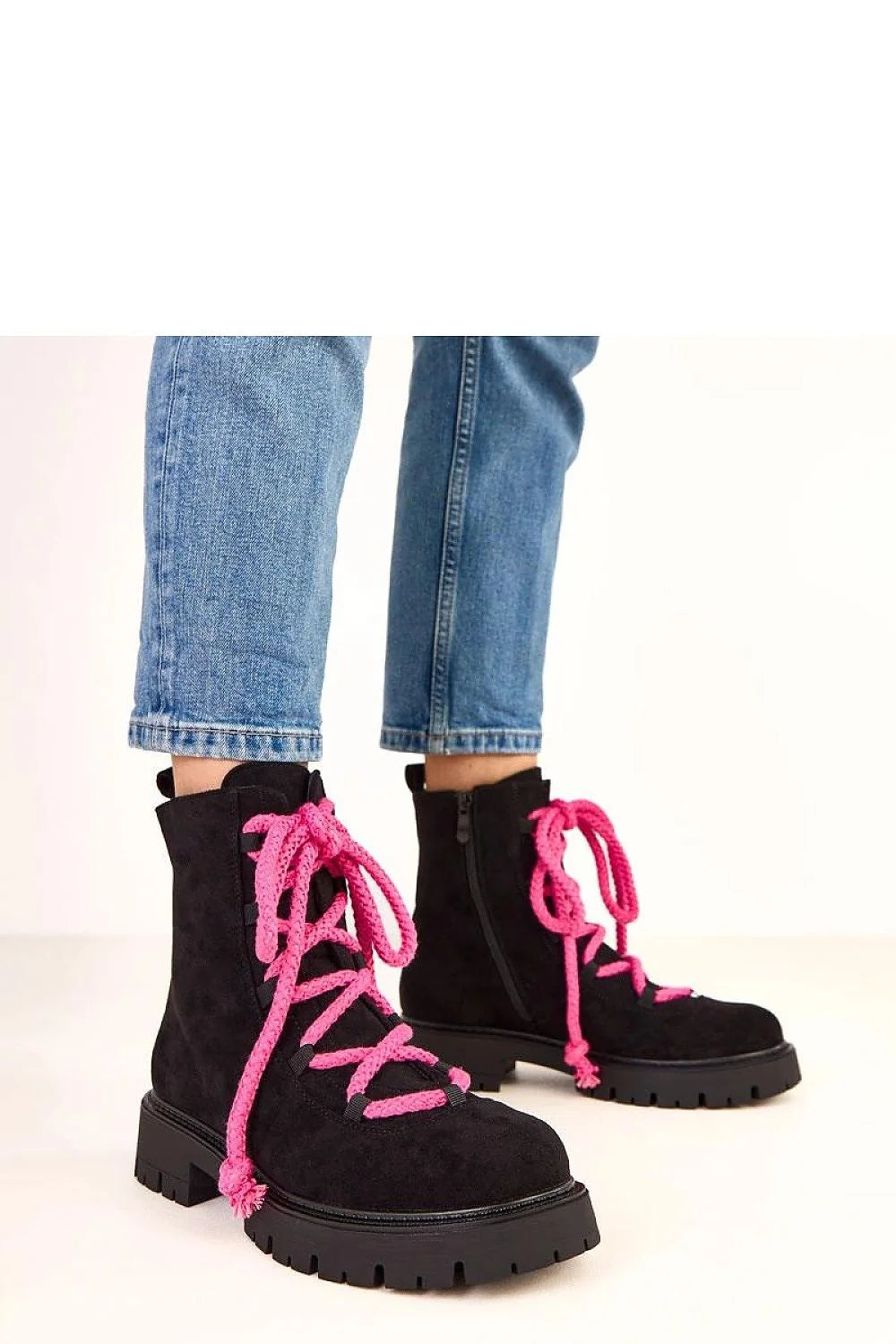 bottines femme cuir suédé noir tige15cm bout rond talon4cm semelle crantée lacets fuchsia fermetureéclair latérale doublure chaude moderne
