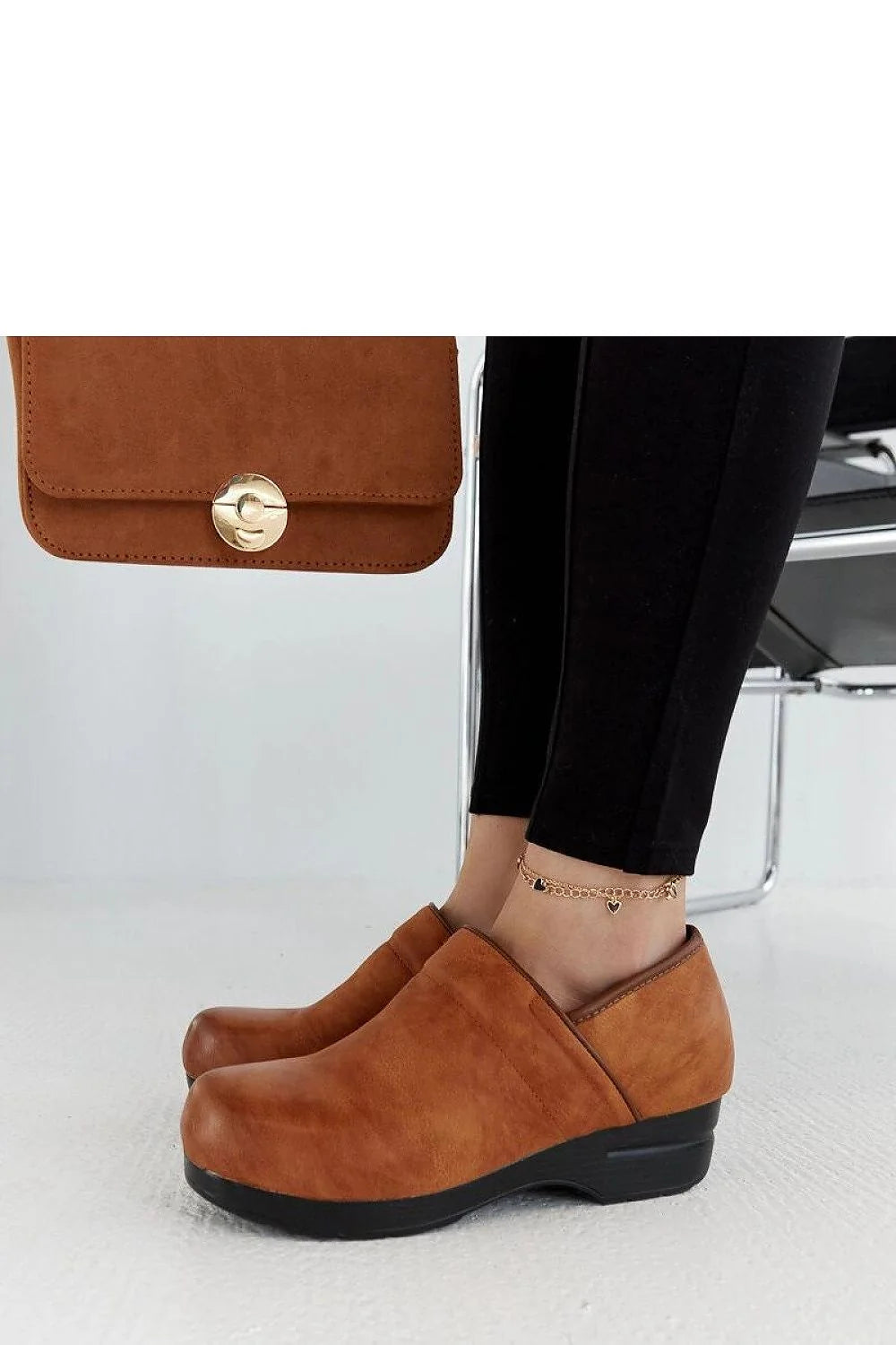 Chaussures basses pour femmes design moderne couleur marron cuir synthétique plateforme confortable silhouette arrondie style casual