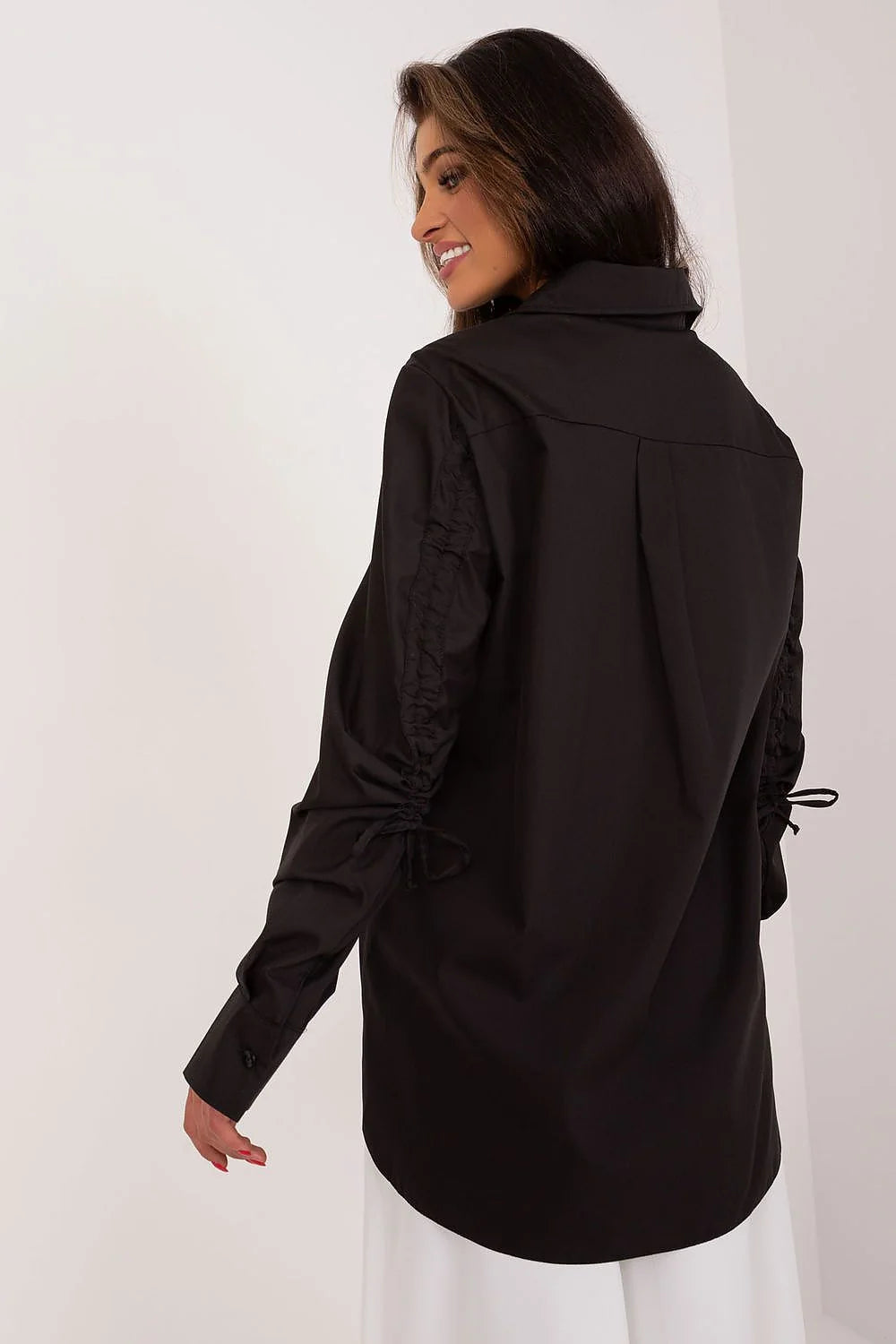 chemise manches longues décontractée élégante fluide popeline noire coupe ample col classique froncées liens ajustables boutons dissimulés silhouette aérienne