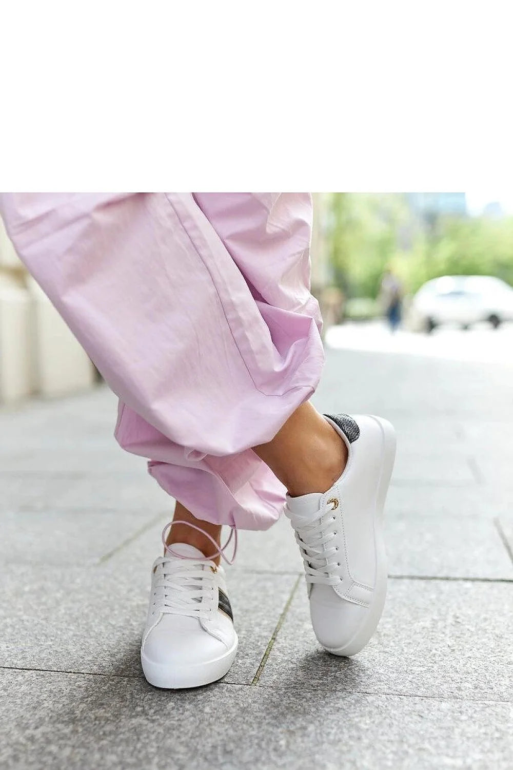 baskets femme blanches similicuir moderne élégant bandes noires dorées semelle épaisse confort lacets ajustables coupe basse sportive urbaine polyvalente