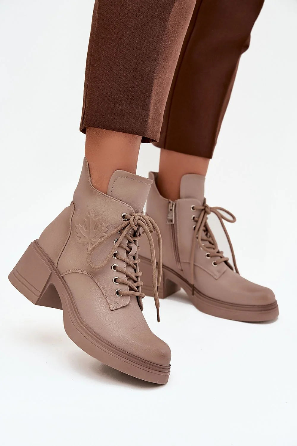 bottines femme Vinceza similicuir taupe montantes lacets fermeturezippee talonbloc plateformeepaisse confort doubluredouce chaleur motiffeuille embossé styleurbain contemporain maintien polyvalentes élégantes