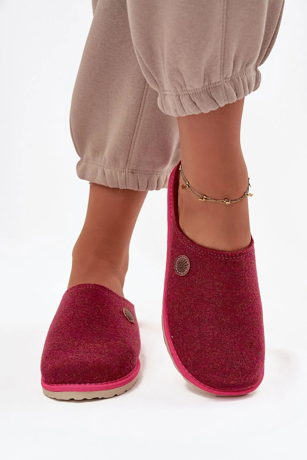 chausson mule femme feutre bordeaux fuchsia bout fermé slipon bord contrastant rose médaillon bronze semelle styrogum légère crantée caoutchouc antidérapant
