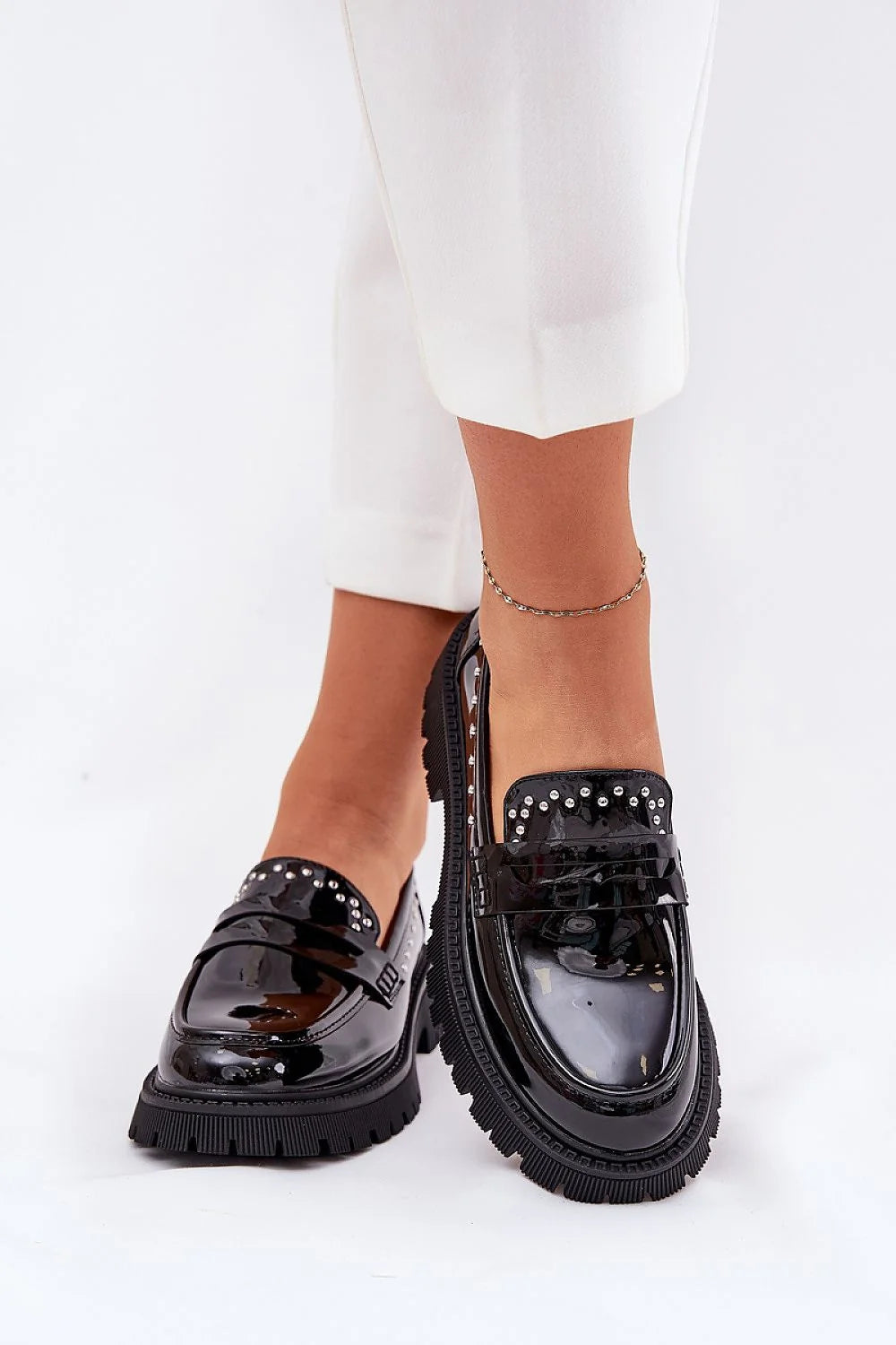 Mocassins élégants pour femmes en cuir verni noir, ornements métalliques, semelle épaisse, style intemporel, confortable, occasionnels, mode, cuir artificiel, design moderne, tige basse, finitions soignées, look sophistiqué, parfait pour tous les jours