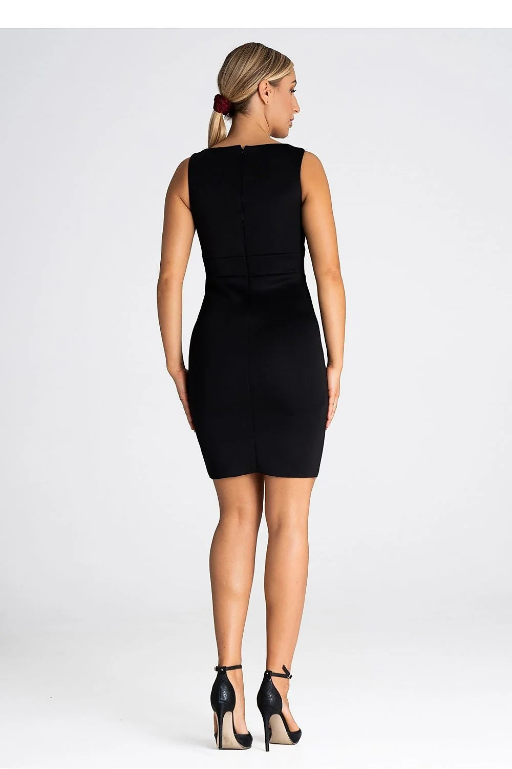 robe courte noire sans manches encolureV ajustable taille polyester stretch moulante fourreau bretelles larges plaque métal discret élégante