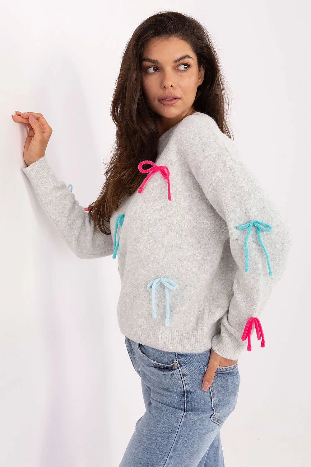 pull femme maille duveteuse gris clair coupe droite légèrement oversize col rond bords côtelés manches longues nœuds cordon multicolores moelleux