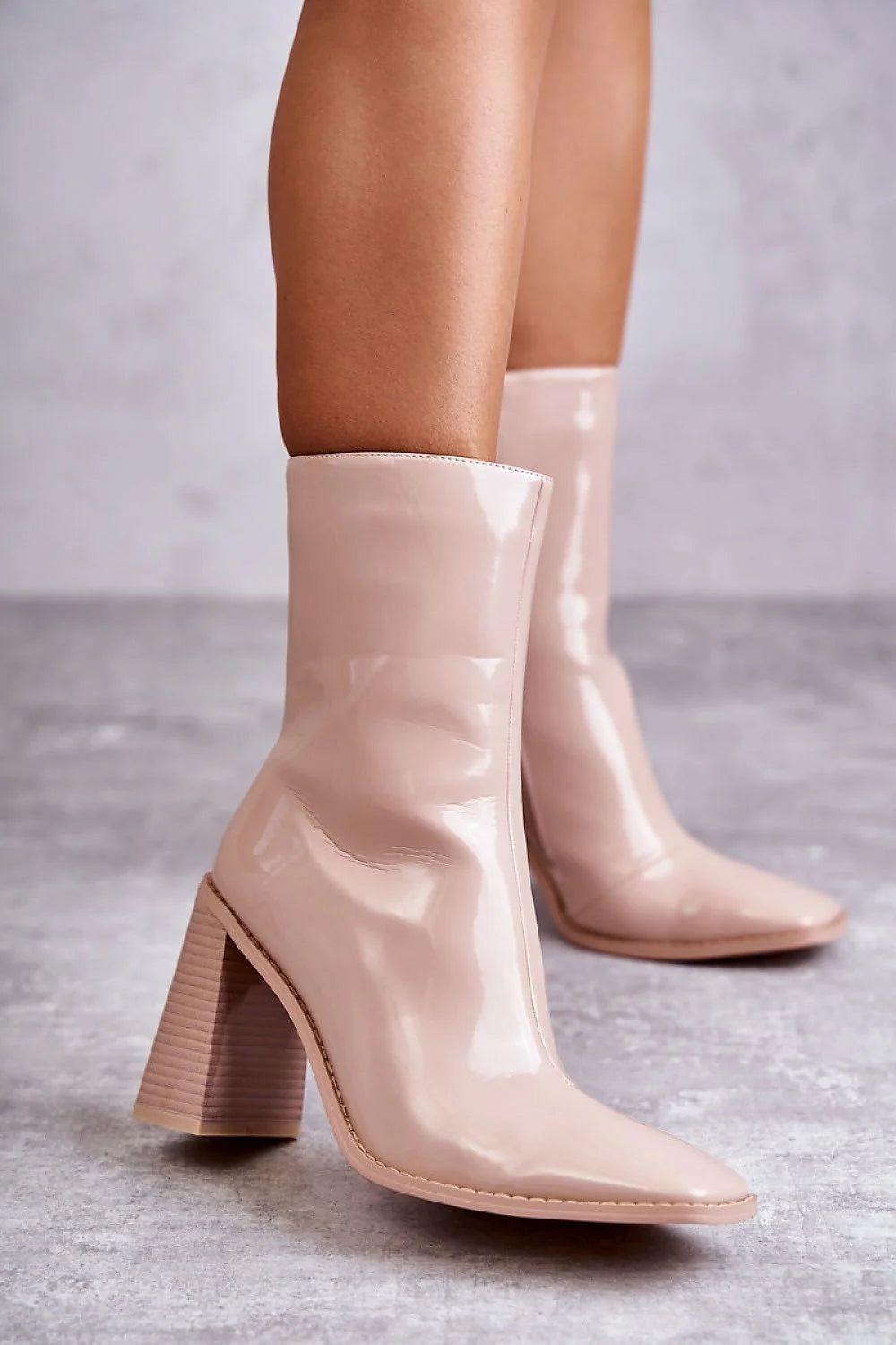 Bottes à talons Step in style cuir écologique laqué beige rosé talon bloc 8-10 cm design moderne élégant femmes mi-mollet fermeture éclair
