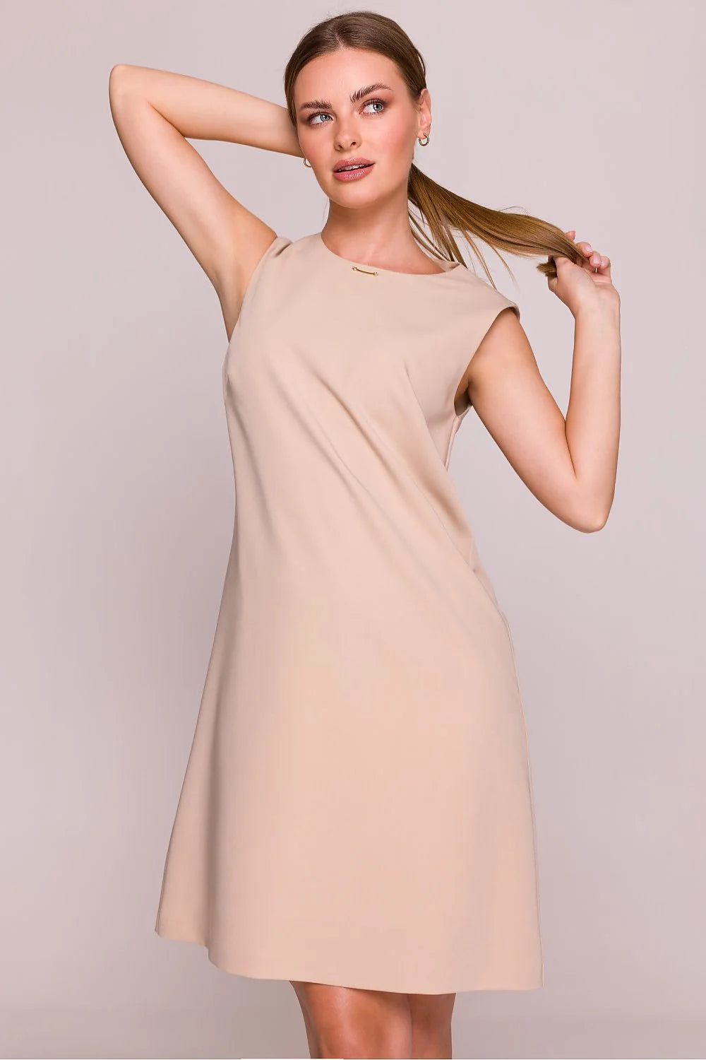 Robe de jour élégante beige sans manches coupé droit trapeze au-dessus du genou doublure femme quotidien