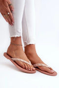 Tongs pour femmes style classique audacieux détails clous pyramidaux semelle rose doux bride beige clair matériau plastique végétalien hypoallergénique