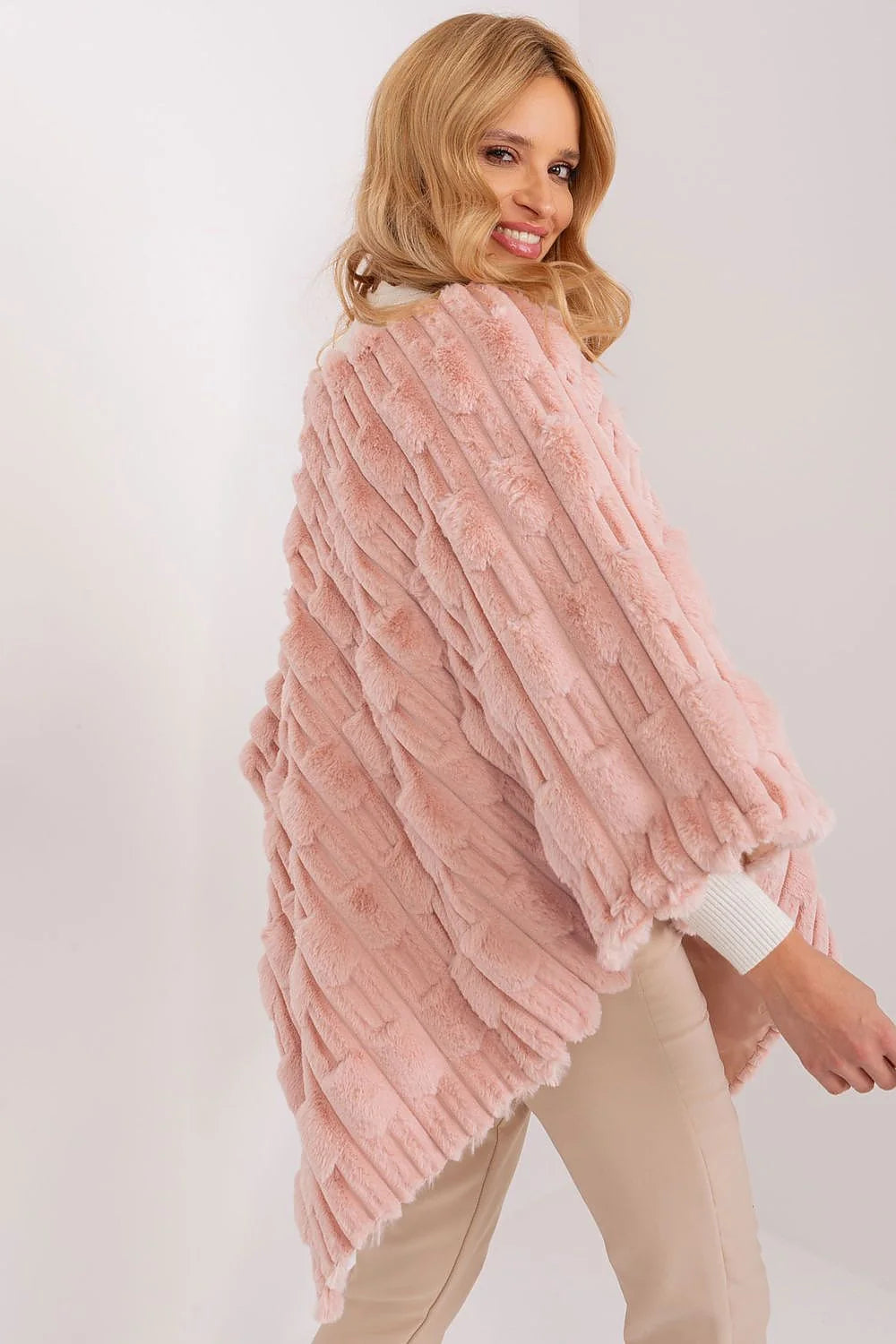 Poncho femme élégant en fausse fourrure rose pastel asymétrique sans manches coupe ample automne hiver