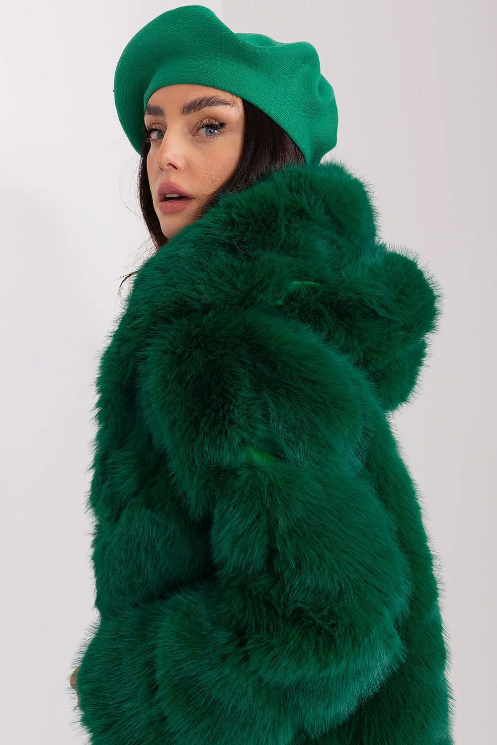 manteau fausse fourrure vert émeraude court coupe ample manches larges col enveloppant texture dense pelucheuse chaude luxueuse