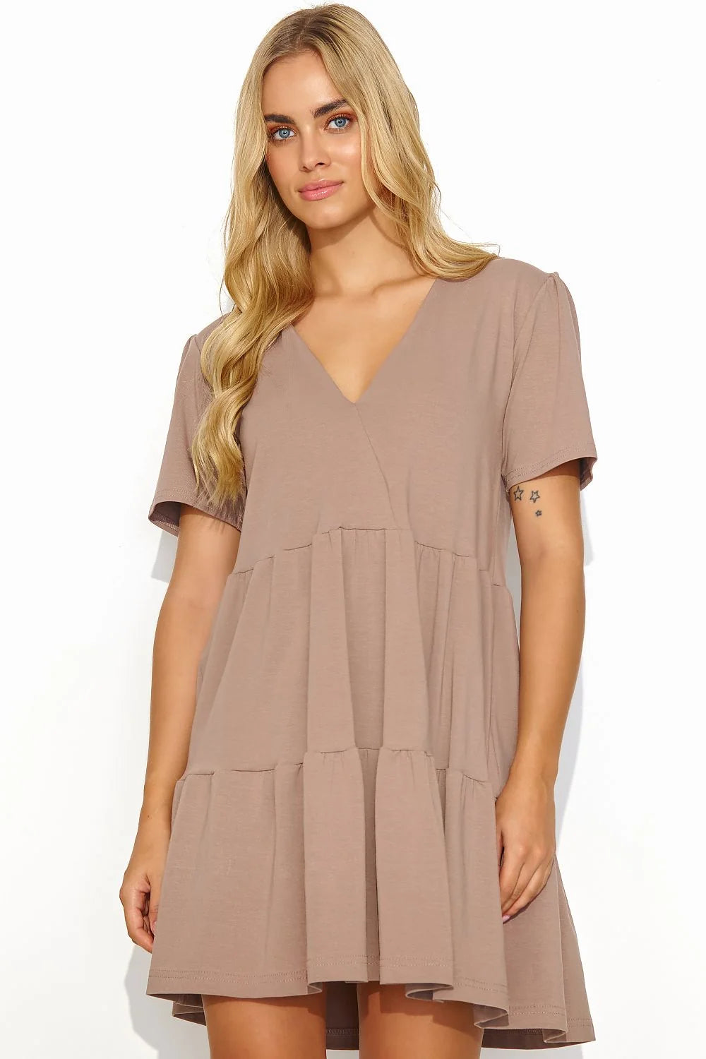 Robe de jour Makadamia courte maille légère manches courtes encolure en V plaque dorée taupe femmes