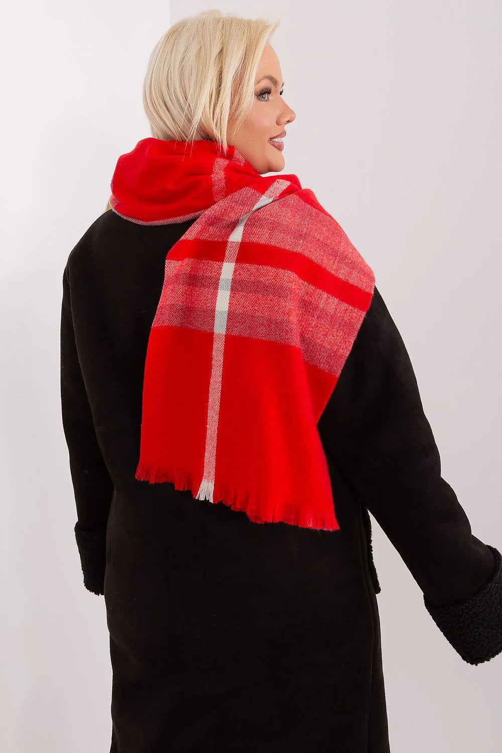 Écharpe à carreaux rouge vif longue et large en laine douce, style classique moderne, automne hiver élégant, garde-robe féminine