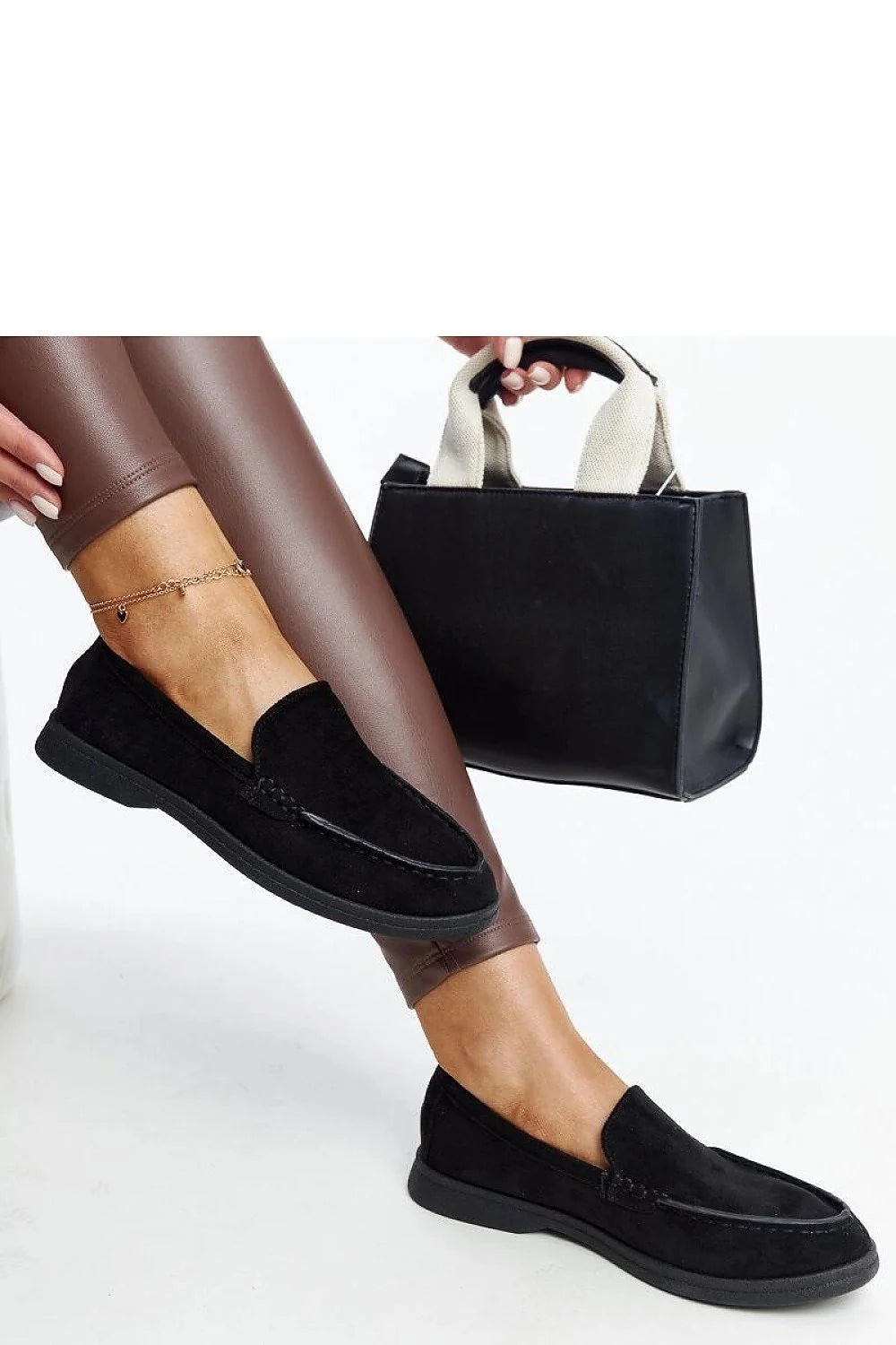 Moccasins élégants pour femmes en daim noir design intemporel confortable talon plat semelle caoutchouc