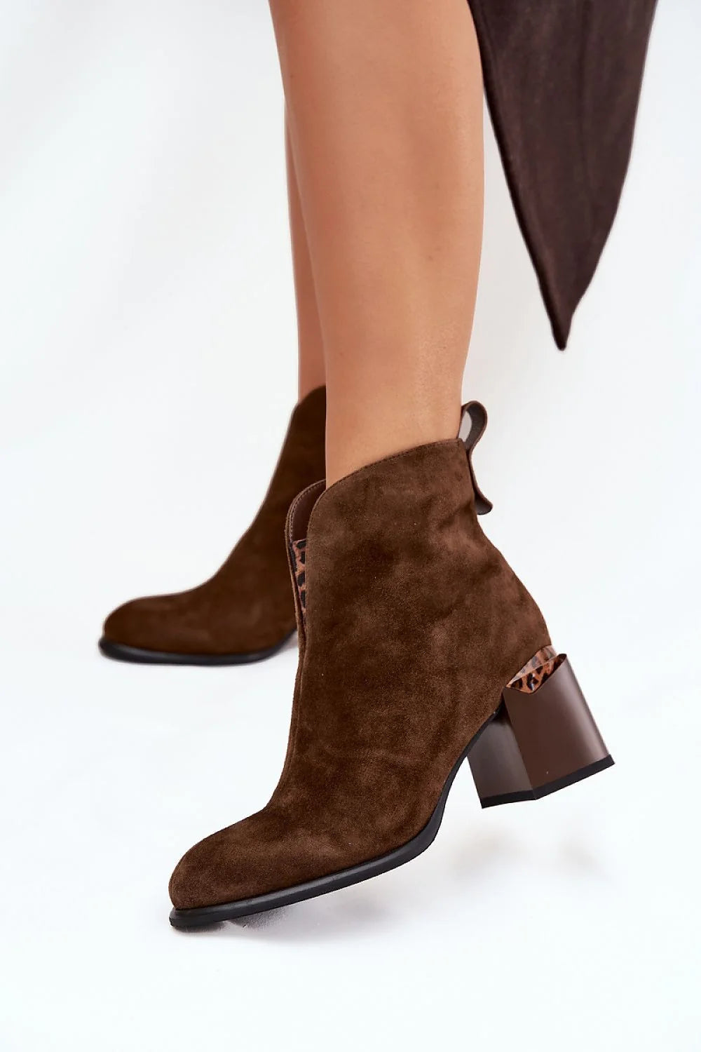 bottines Vinceza femme daim marron cheville bout rond talon colonne stable empiècement avant motif léopard subtil semelle antidérapante