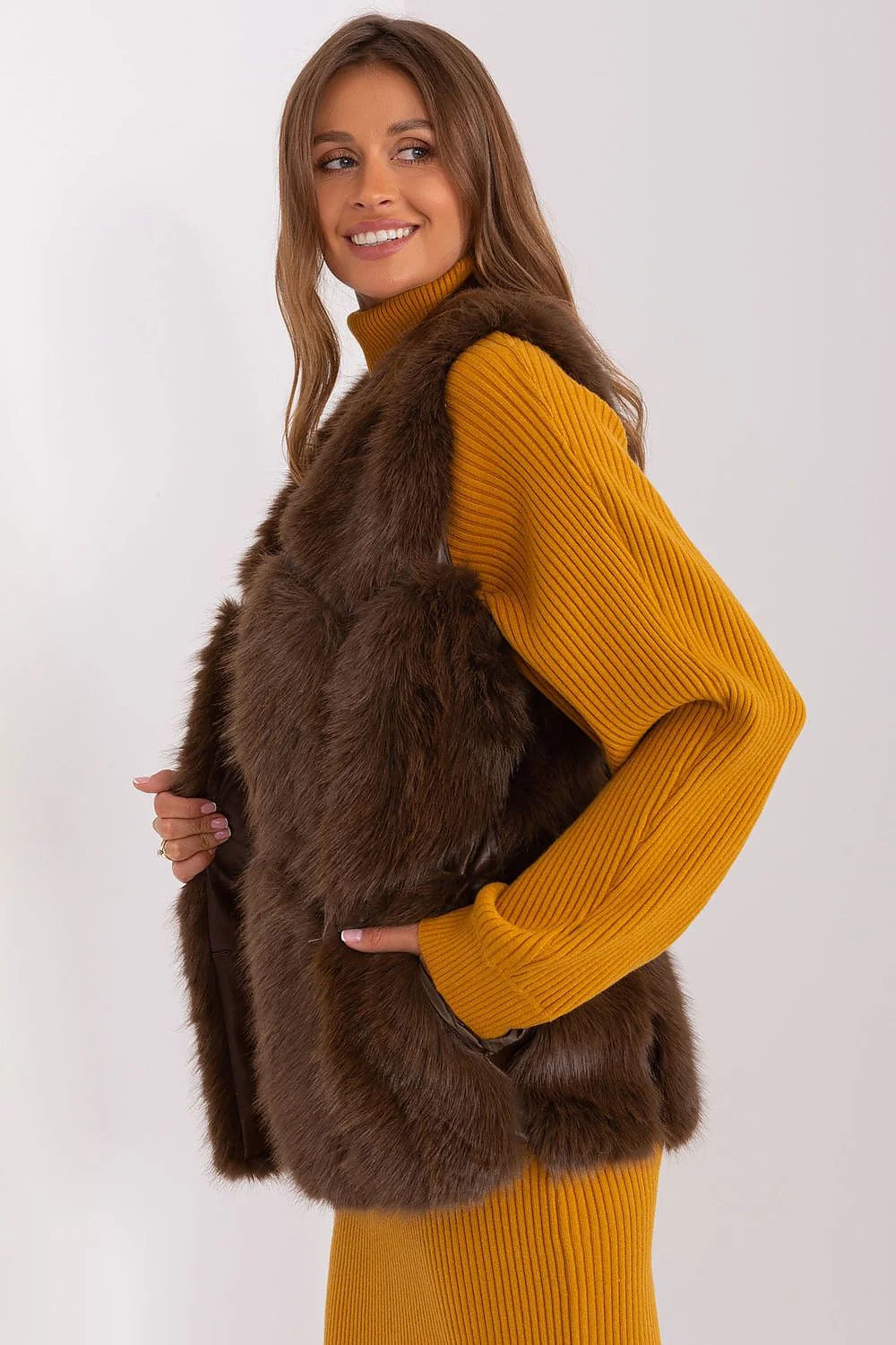 Gilet en fausse fourrure brune sans manches, style élégant, coupe longue, tendance automne-hiver pour femmes