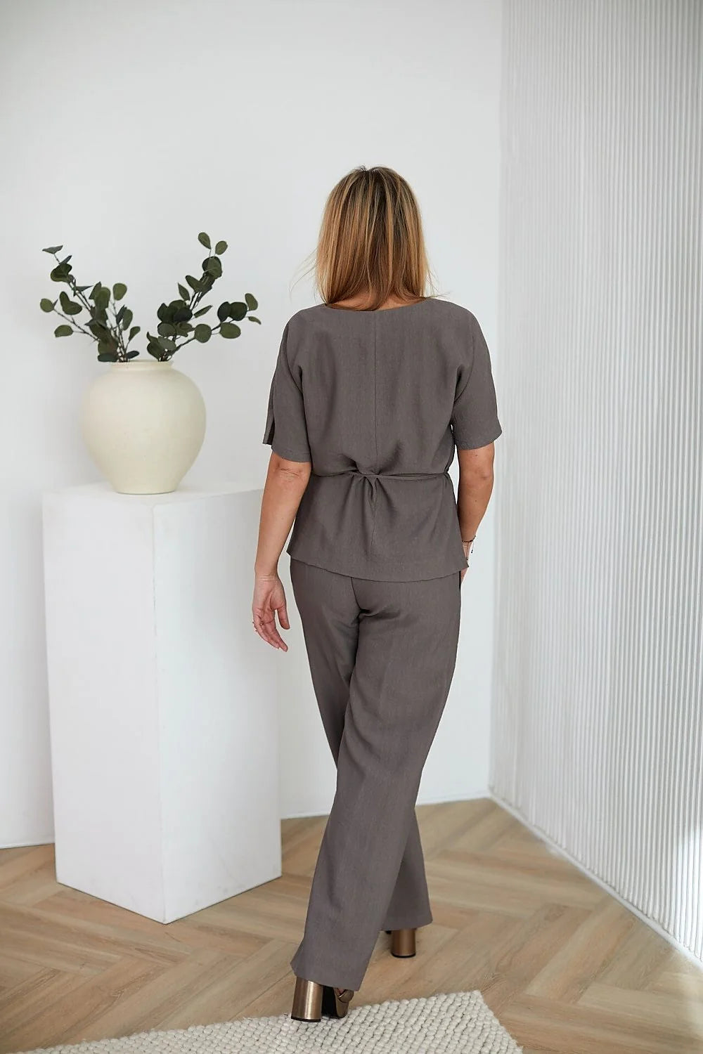 Ensemble La Aurora pour femme: robe et pantalon assortis en taupe, tissu naturel, coupe fluide, occasionnel, mariage, summer