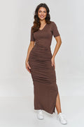 Robe de jour Makadamia longue col V manches courtes drapé fente latérale tissu stretch couleur marron silhouette ajustée femme