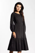 robe midi noire ajustée cintrée jupe évasée volants froncés manches longues bouffantes poignets boutonnés encolure bateau tissu fluide