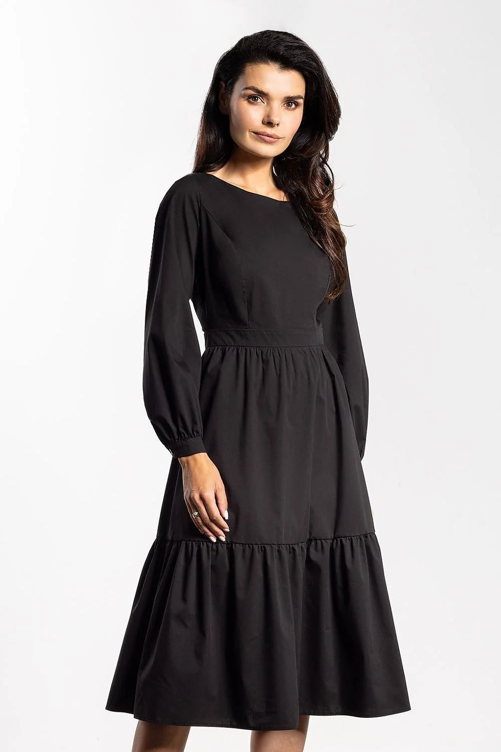 robe midi noire ajustée cintrée jupe évasée volants froncés manches longues bouffantes poignets boutonnés encolure bateau tissu fluide