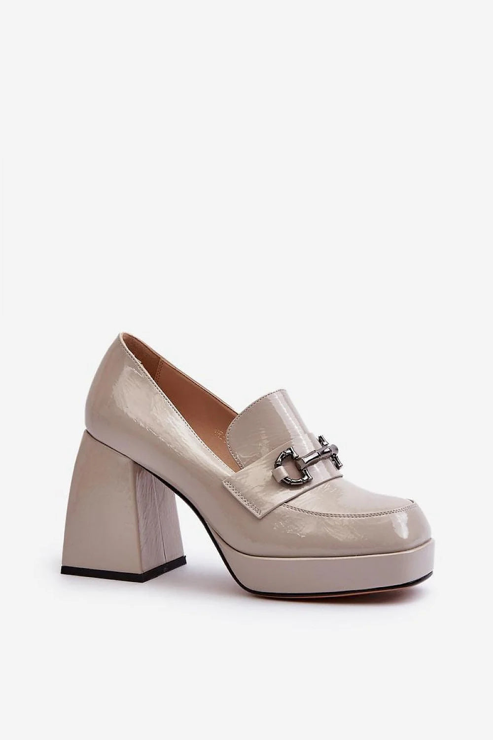 Chaussures basses à talons Step in style. Design moccasin, cuir artificiel verni, talon haut 9 cm, bride métallique argentée, couleur beige clair, confortable et élégante pour femmes