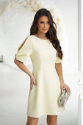 Robe cocktail élégante coupe A-line manches courtes teinte rose poudré doublure confortable fermeture éclair cachée polyester elasthanne femme
