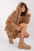 Manteau en fausse fourrure couleur camel design volumineux capuche robe tricotée bottes cuir synthétique style moderne chaleureux femme