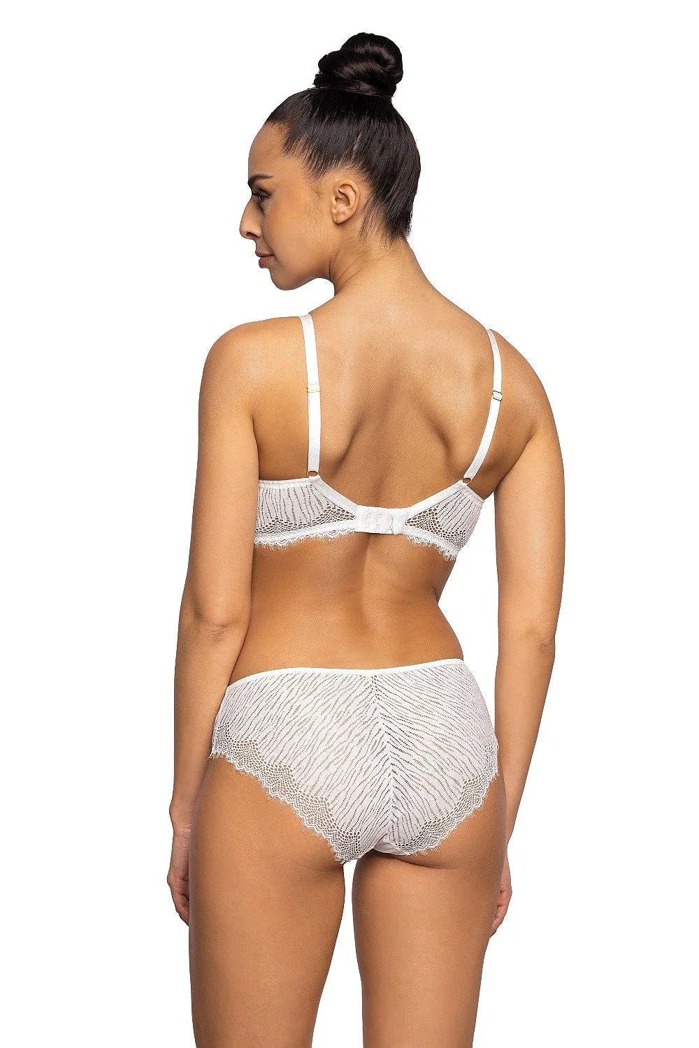 Soutien-gorge push-up femme à armatures dentelle florale élégant sophistiqué couleur blanche transparente ajustable détails métalliques confortable maintien optimal lingerie féminine