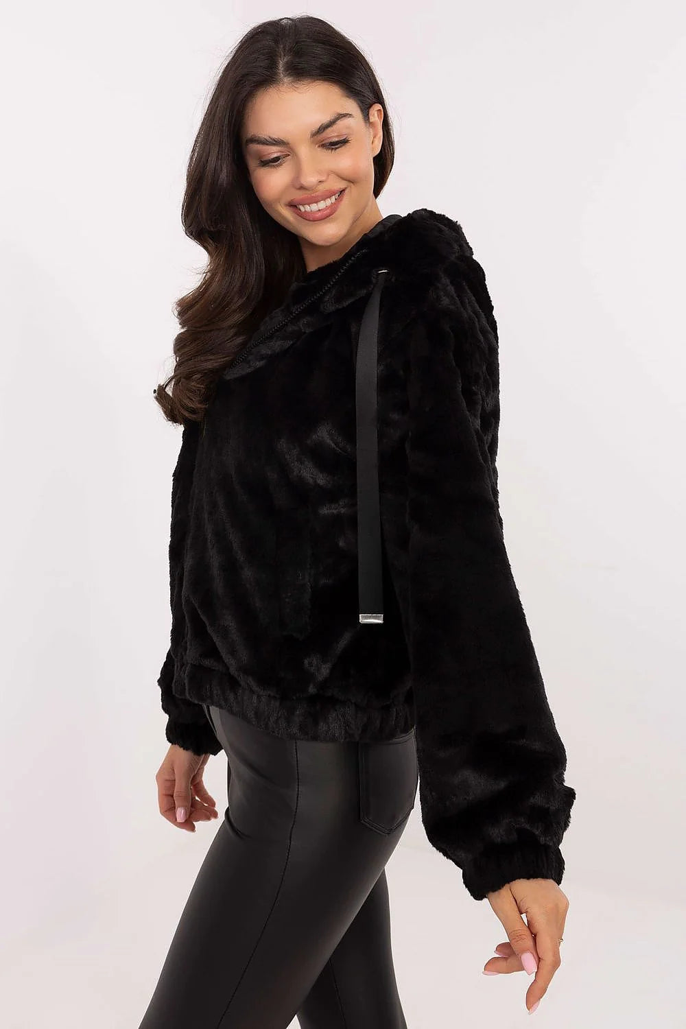 Veste en fausse fourrure noire pour femme, capuche intégrée, manches longues, fermeture éclair, style élégant et moderne