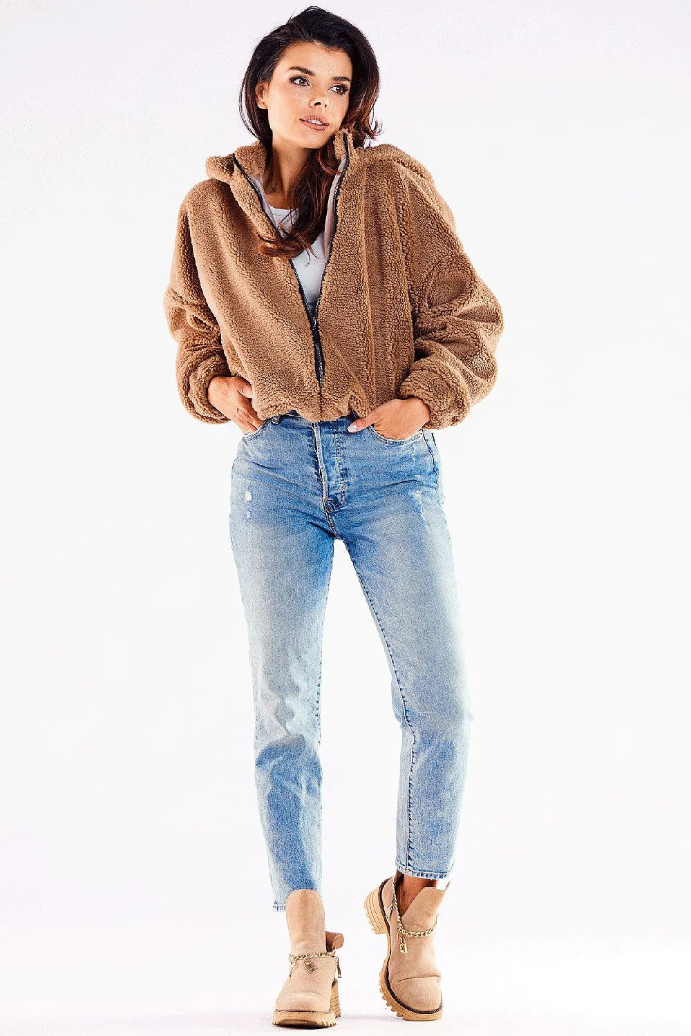 Veste à capuche zippée moderne pour femme en fausse fourrure Sherpa couleur caramel brun, coupe ample et confortable, idéale pour l'automne et l'hiver