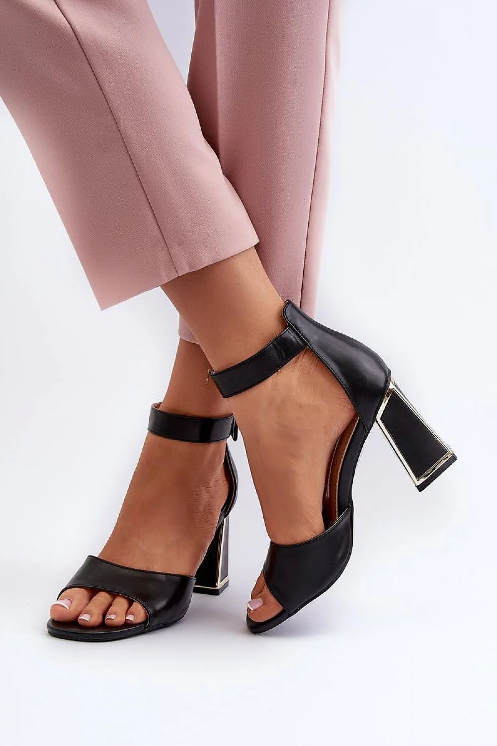 Sandales élégantes à talons carrés cuir artificiel noir doré bride ajustable femmes soirées réceptions talon 8.5 cm
