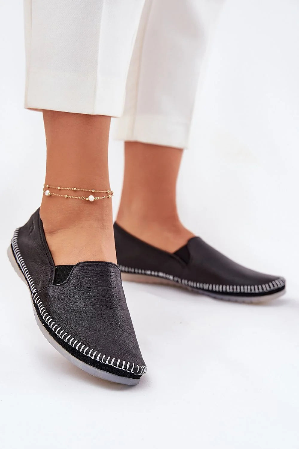 Mocassins femmes cuir noir élégance confort design moderne coupe basse bout rond élastiques latéraux semelle caoutchouc occasion versatile