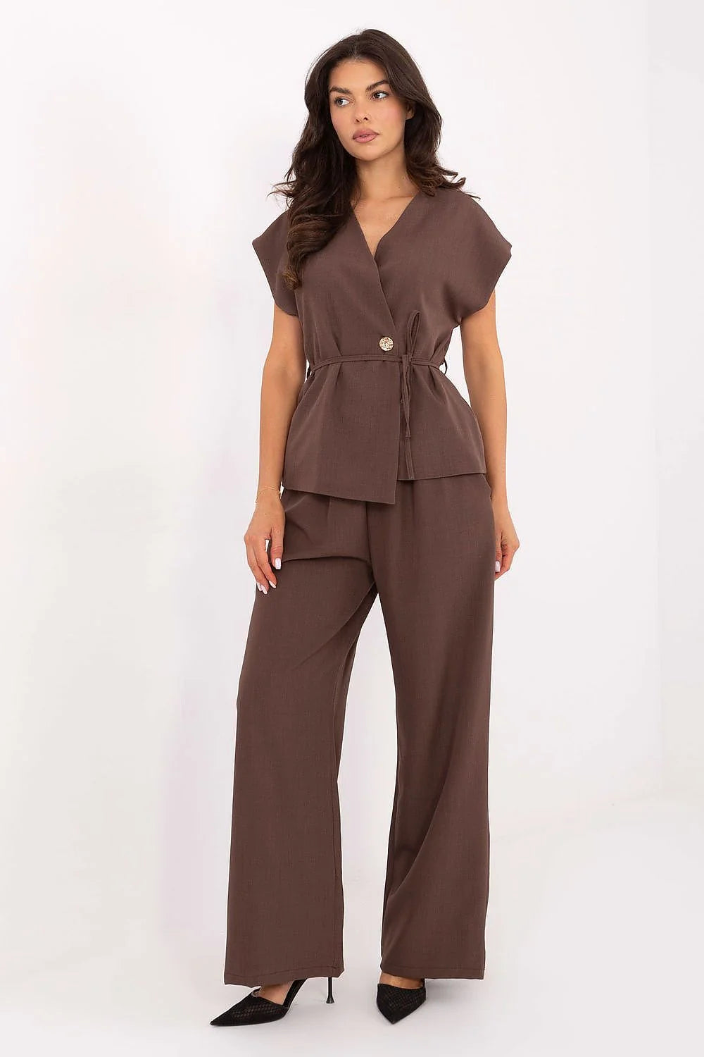 tailleur pantalon femme brun chocolat viscose polyester fluide élégant large taille haute ceinture nouer manches courtes col V