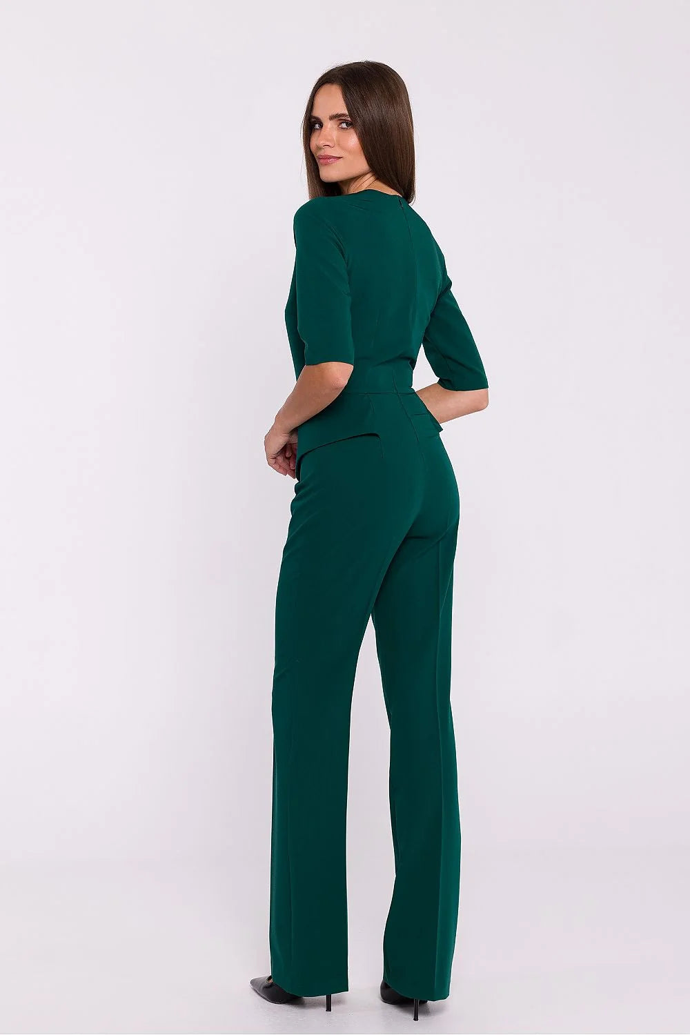 combinaison femme élégante verte émeraude cintrée taillehaute basque décolletéV manches troisquarts pantalon jambedroite évasée tissu fluide extensible sophistiquée