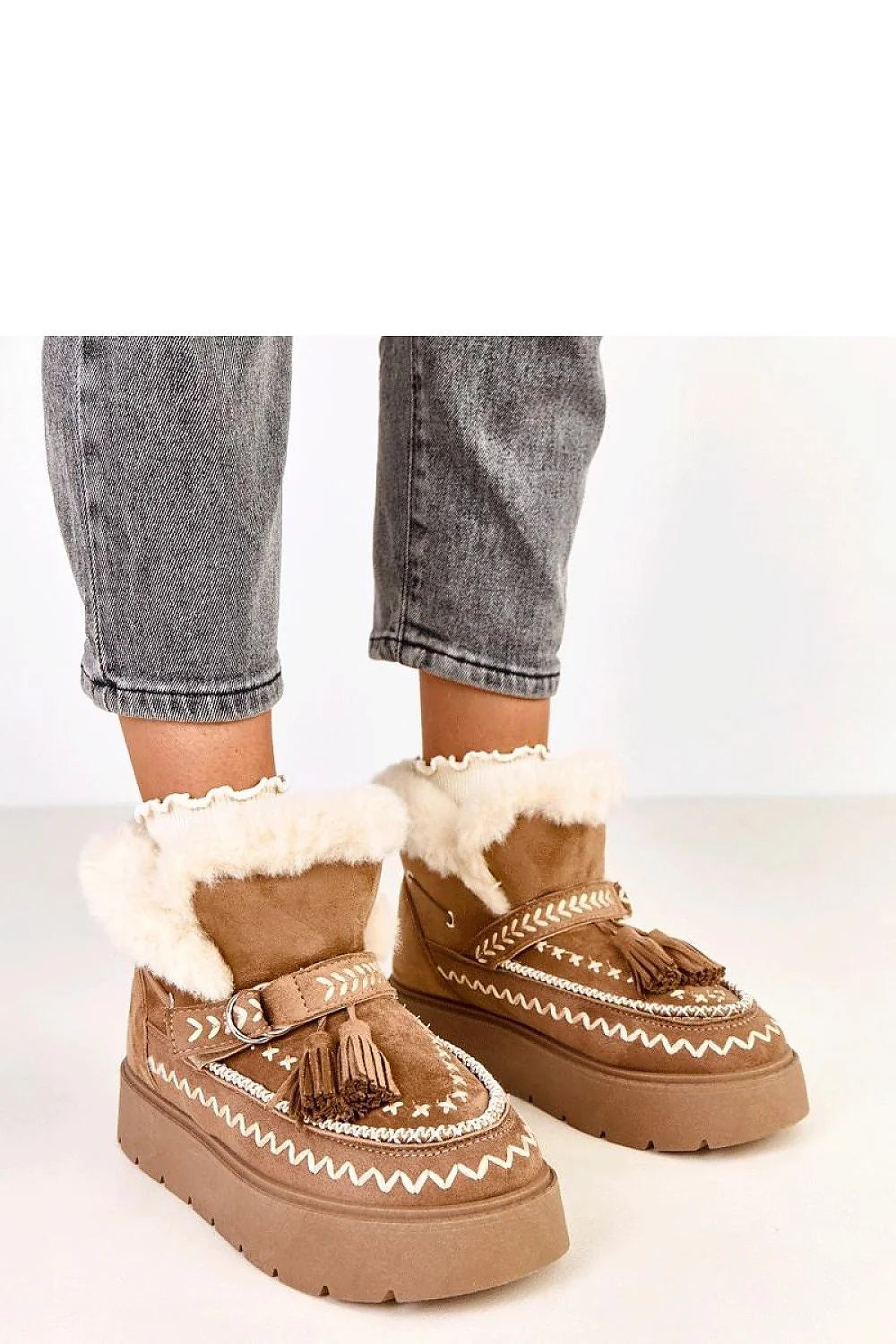 bottes franges daim suédine camel fourrées fausse fourrure crème semelle plateforme 4cm crantée antidérapante bride ajustable anneau métal confortables chaudes