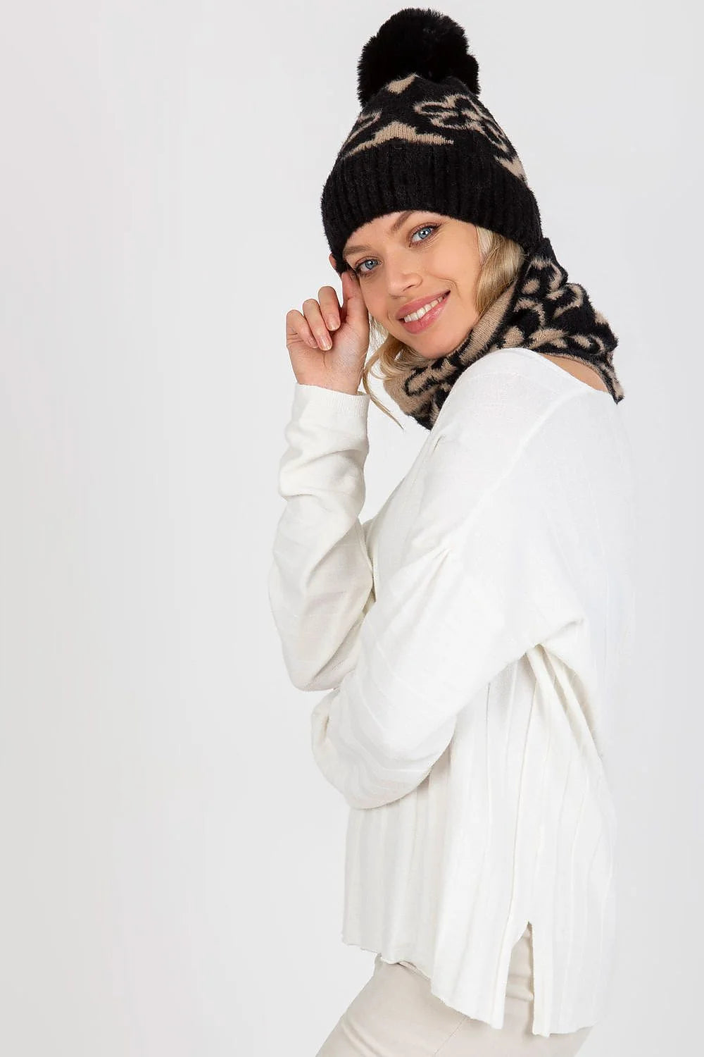 Pull tricoté femme bonnet pompon écharpe mode automne hiver acrylique doux confort classique tendance