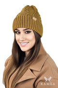 Bonnet d'hiver pour femme en tricot motif côtelé couleur moutarde coupe ajustée écusson logo élégant style moderne