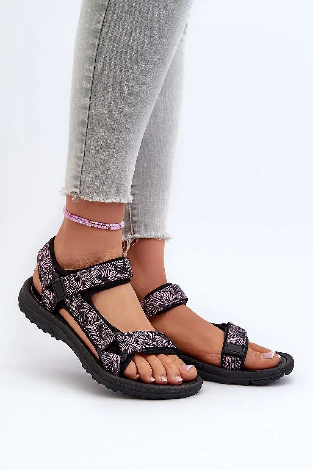 Sandales Step in style pour femmes, ouvertes, velcro ajustable, confort sportif, design décontracté, motifs feuilles roses, semelle antidérapante, talon 3 cm, plateforme 1.5 cm