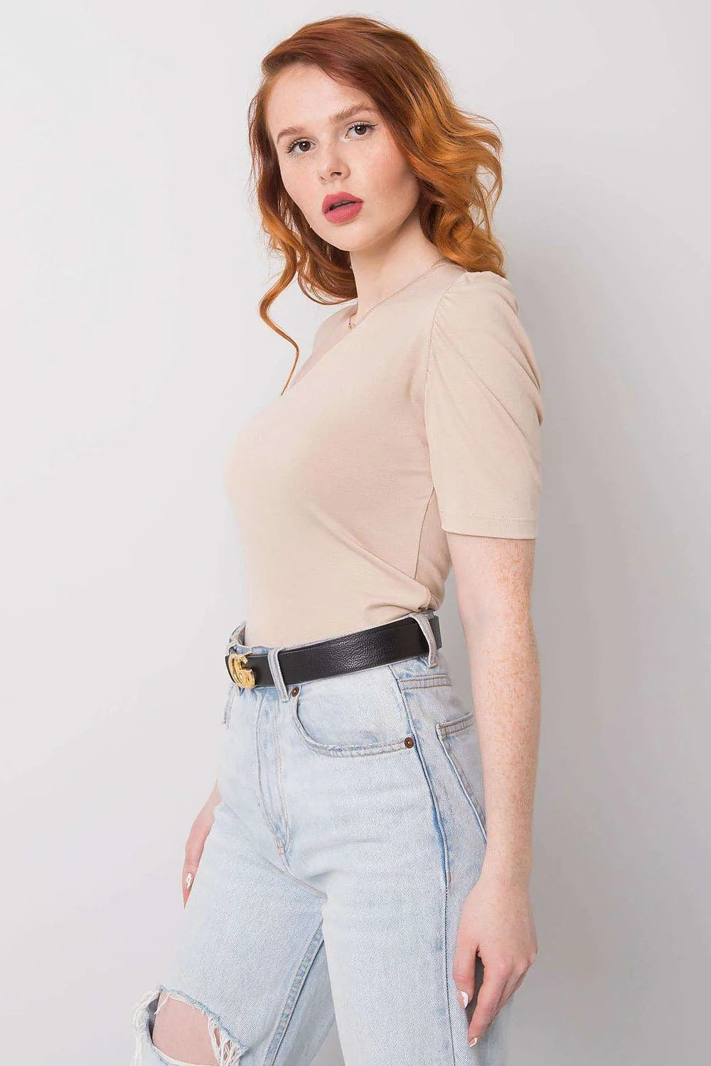 Chemisier asymétrique moderne en nude pour femmes, coupe ajustée, manche unique, tissu doux et élastique, occasion versatile