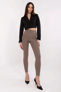 Blazer cropped noire et leggings taille haute taupe moulants modernes pour femme élégance sophistiquée soirée occasion