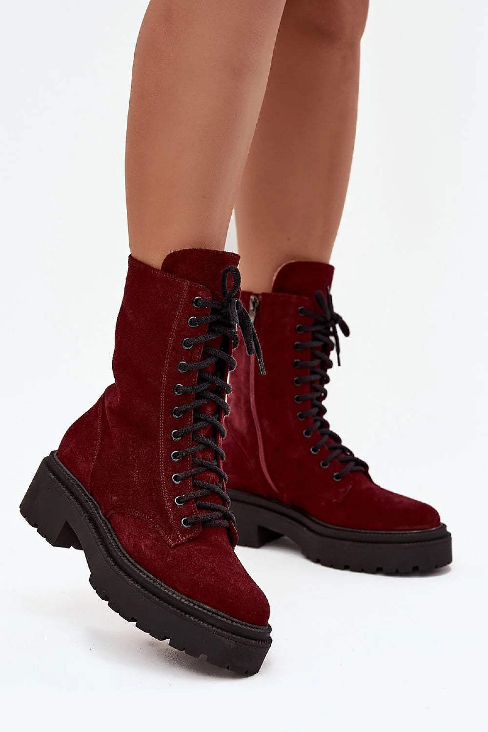 bottines femme suédé bordeaux montantes lacets métalliques fermeture éclair latérale semelle crantée noire plateforme talon plat doublure chaude