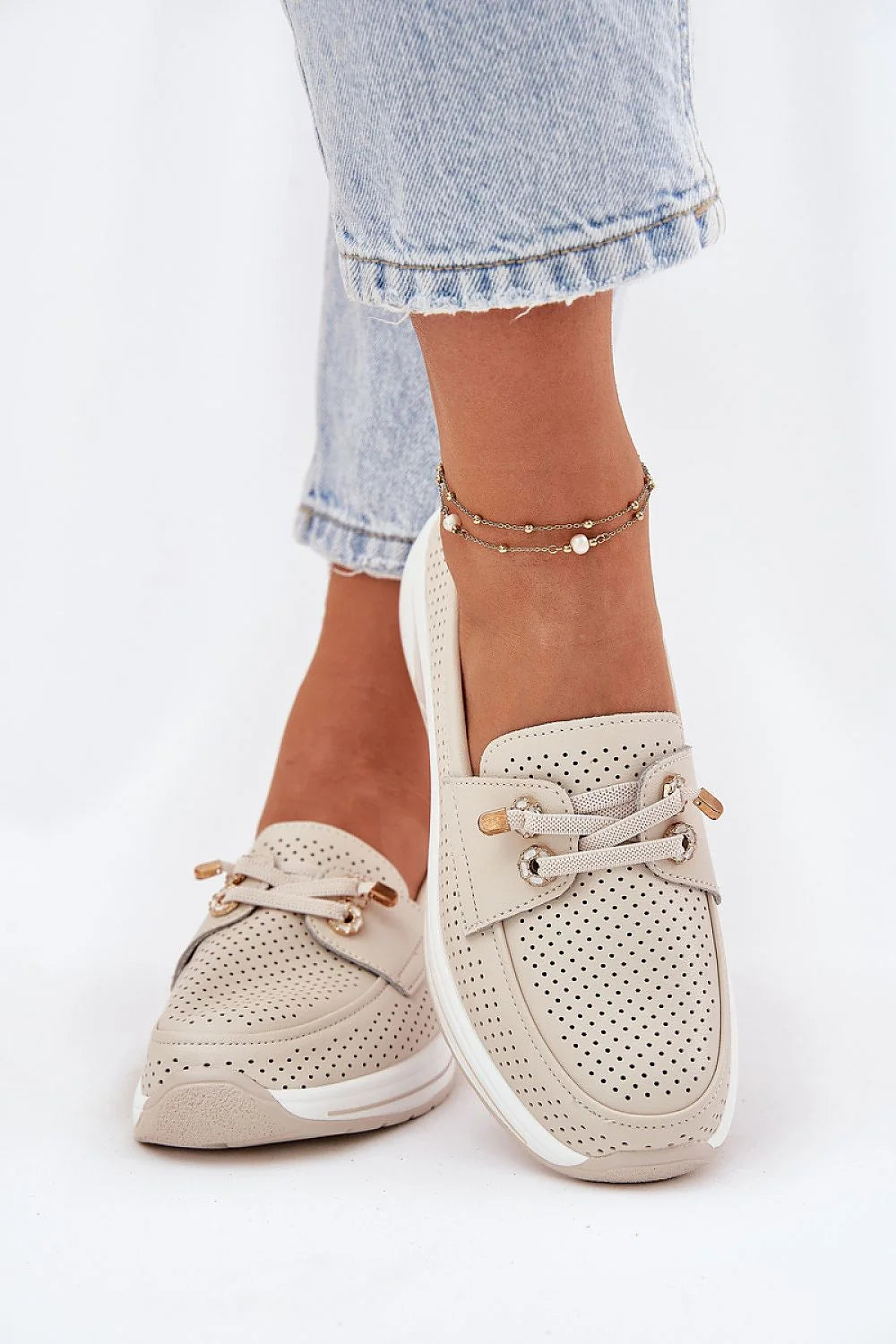 Chaussures basses féminines en cuir naturel, style mocassin, beige pâle, perforées, confortables, plateforme stabilisante, laces décoratives dorées, bracelet de cheville, occasion quotidienne, mode décontractée, amorti optimal, design moderne