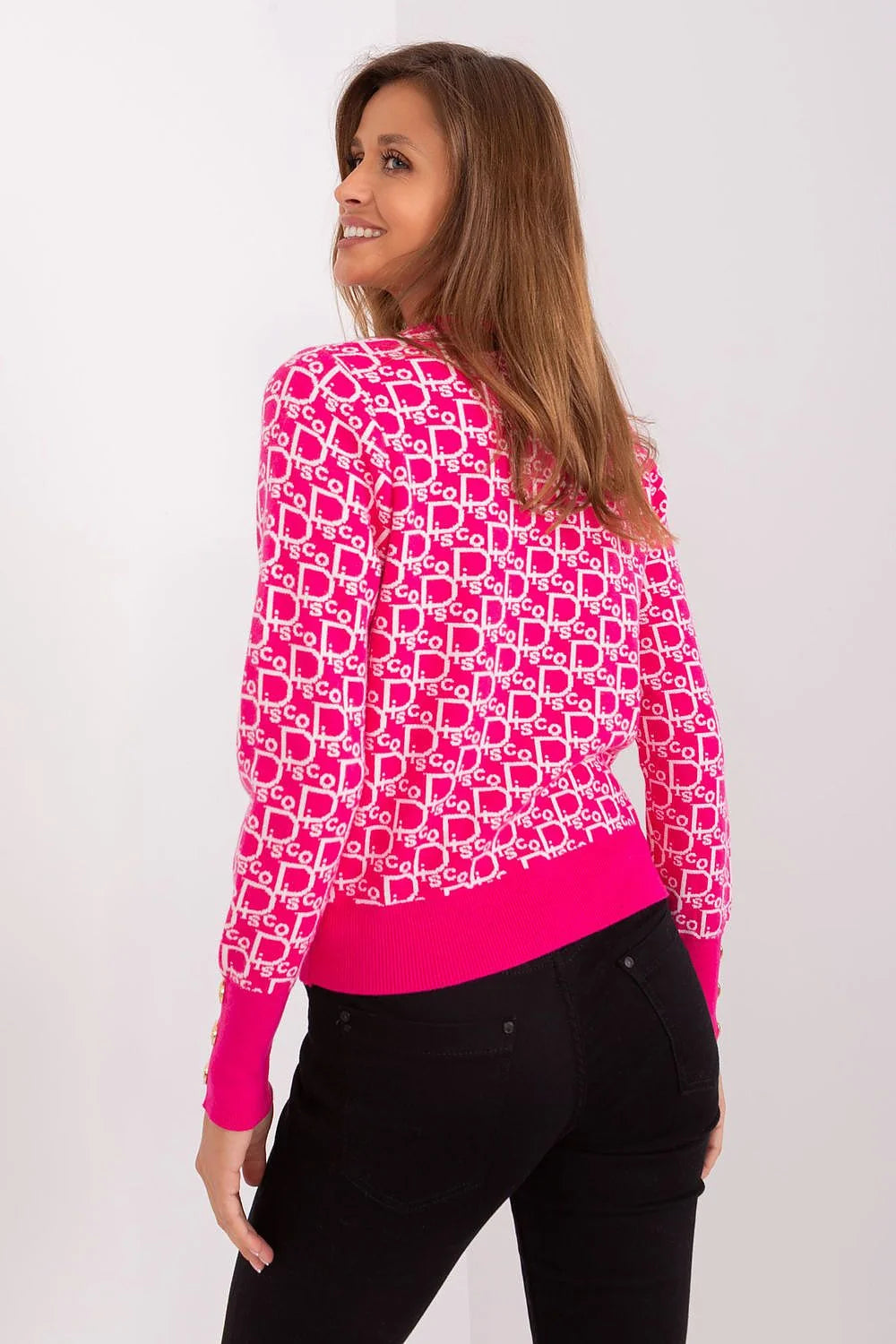 Pull graphique femme en tricot rose vif motif lettres blanches manches longues boutons dorés coupe ajustée